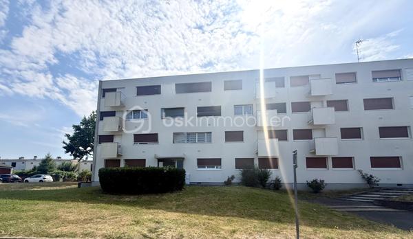 Idéalement situé à quelques minutes à pied de la gare de Boussy-Saint-Antoine (RER D), cet appartement familial vous séduira par sa luminosité, ses espaces généreux et son cadre de vie pratique.

Situé au 1er étage d’une résidence de 3 étages, cet appartement de 4 pièces de 86 m² se compose d’une entrée accueillante desservant la cuisine indépendante avec cagibi attenant, un séjour double de 30 m² baigné de lumière, ouvrant sur un balcon de 8,65 m² exposé SUD-OUEST.
Un long couloir aménagé de placards dessert 3 chambres de 9,7 m² chacune dont deux ouvrant sur un balcon.

Une cave individuelle en sous-sol complète le bien.
Vous disposerez d’un parking collectif réservé exclusivement aux résidents + de nombreuses places sont disponibles dans la rue.

L’appartement est équipé de volets électriques.

Ce bien est idéal pour une famille à la recherche d’un cadre agréable et proche des transports et commodités ou un investisseur cherchant à créer de la valeur.
💡 À noter : Quelques travaux de rafraîchissement à prévoir (cuisine, salle de bains, sols, peintures) — pas de gros chantier, juste de quoi le personnaliser à votre goût !

Les +++:
- Gare RER D Boussy-Saint-Antoine à deux pas → Paris en direct
- Commerces :carrefour Val d’Yerres et Lidl à 5 min à pied → courses facilitées au quotidien
- Écoles et crèche à proximité immédiate → parfait pour les familles
- parc de jeux pour enfants face à la résidence.

Visite virtuelle disponible sur demande.

Conseillère disponible 7j / 7.
Cet appartement vous plaît? À votre téléphone, j’organise votre visite !