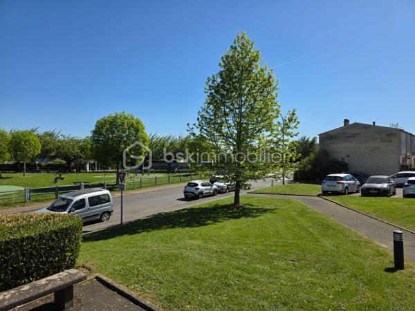 Idéalement situé à quelques minutes à pied de la gare de Boussy-Saint-Antoine (RER D), cet appartement familial vous séduira par sa luminosité, ses espaces généreux et son cadre de vie pratique.

Situé au 1er étage d’une résidence de 3 étages, cet appartement de 4 pièces de 86 m² se compose d’une entrée accueillante desservant la cuisine indépendante avec cagibi attenant, un séjour double de 30 m² baigné de lumière, ouvrant sur un balcon de 8,65 m² exposé SUD-OUEST.
Un long couloir aménagé de placards dessert 3 chambres de 9,7 m² chacune dont deux ouvrant sur un balcon.

Une cave individuelle en sous-sol complète le bien.
Vous disposerez d’un parking collectif réservé exclusivement aux résidents + de nombreuses places sont disponibles dans la rue.

L’appartement est équipé de volets électriques.

Ce bien est idéal pour une famille à la recherche d’un cadre agréable et proche des transports et commodités ou un investisseur cherchant à créer de la valeur.
💡 À noter : Quelques travaux de rafraîchissement à prévoir (cuisine, salle de bains, sols, peintures) — pas de gros chantier, juste de quoi le personnaliser à votre goût !

Les +++:
- Gare RER D Boussy-Saint-Antoine à deux pas → Paris en direct
- Commerces :carrefour Val d’Yerres et Lidl à 5 min à pied → courses facilitées au quotidien
- Écoles et crèche à proximité immédiate → parfait pour les familles
- parc de jeux pour enfants face à la résidence.

Visite virtuelle disponible sur demande.

Conseillère disponible 7j / 7.
Cet appartement vous plaît? À votre téléphone, j’organise votre visite !