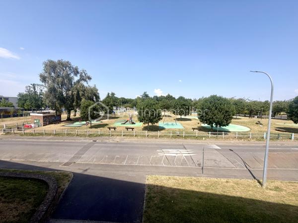Idéalement situé à quelques minutes à pied de la gare de Boussy-Saint-Antoine (RER D), cet appartement familial vous séduira par sa luminosité, ses espaces généreux et son cadre de vie pratique.

Situé au 1er étage d’une résidence de 3 étages, cet appartement de 4 pièces de 86 m² se compose d’une entrée accueillante desservant la cuisine indépendante avec cagibi attenant, un séjour double de 30 m² baigné de lumière, ouvrant sur un balcon de 8,65 m² exposé SUD-OUEST.
Un long couloir aménagé de placards dessert 3 chambres de 9,7 m² chacune dont deux ouvrant sur un balcon.

Une cave individuelle en sous-sol complète le bien.
Vous disposerez d’un parking collectif réservé exclusivement aux résidents + de nombreuses places sont disponibles dans la rue.

L’appartement est équipé de volets électriques.

Ce bien est idéal pour une famille à la recherche d’un cadre agréable et proche des transports et commodités ou un investisseur cherchant à créer de la valeur.
💡 À noter : Quelques travaux de rafraîchissement à prévoir (cuisine, salle de bains, sols, peintures) — pas de gros chantier, juste de quoi le personnaliser à votre goût !

Les +++:
- Gare RER D Boussy-Saint-Antoine à deux pas → Paris en direct
- Commerces :carrefour Val d’Yerres et Lidl à 5 min à pied → courses facilitées au quotidien
- Écoles et crèche à proximité immédiate → parfait pour les familles
- parc de jeux pour enfants face à la résidence.

Visite virtuelle disponible sur demande.

Conseillère disponible 7j / 7.
Cet appartement vous plaît? À votre téléphone, j’organise votre visite !