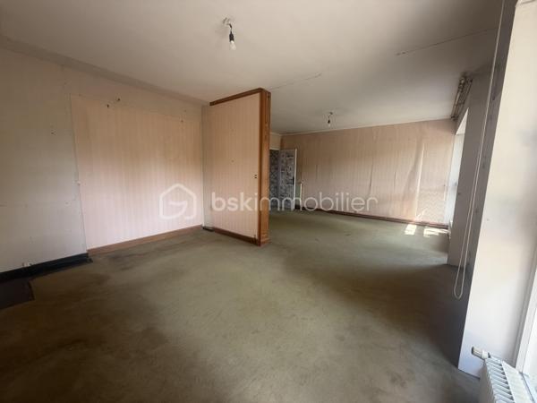 Idéalement situé à quelques minutes à pied de la gare de Boussy-Saint-Antoine (RER D), cet appartement familial vous séduira par sa luminosité, ses espaces généreux et son cadre de vie pratique.

Situé au 1er étage d’une résidence de 3 étages, cet appartement de 4 pièces de 86 m² se compose d’une entrée accueillante desservant la cuisine indépendante avec cagibi attenant, un séjour double de 30 m² baigné de lumière, ouvrant sur un balcon de 8,65 m² exposé SUD-OUEST.
Un long couloir aménagé de placards dessert 3 chambres de 9,7 m² chacune dont deux ouvrant sur un balcon.

Une cave individuelle en sous-sol complète le bien.
Vous disposerez d’un parking collectif réservé exclusivement aux résidents + de nombreuses places sont disponibles dans la rue.

L’appartement est équipé de volets électriques.

Ce bien est idéal pour une famille à la recherche d’un cadre agréable et proche des transports et commodités ou un investisseur cherchant à créer de la valeur.
💡 À noter : Quelques travaux de rafraîchissement à prévoir (cuisine, salle de bains, sols, peintures) — pas de gros chantier, juste de quoi le personnaliser à votre goût !

Les +++:
- Gare RER D Boussy-Saint-Antoine à deux pas → Paris en direct
- Commerces :carrefour Val d’Yerres et Lidl à 5 min à pied → courses facilitées au quotidien
- Écoles et crèche à proximité immédiate → parfait pour les familles
- parc de jeux pour enfants face à la résidence.

Visite virtuelle disponible sur demande.

Conseillère disponible 7j / 7.
Cet appartement vous plaît? À votre téléphone, j’organise votre visite !