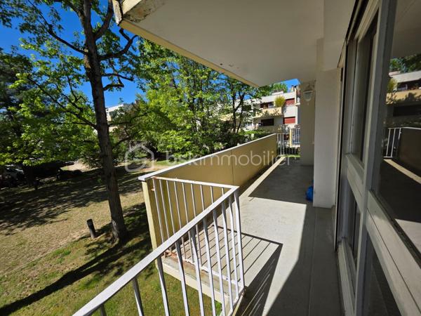 Idéalement situé à quelques minutes à pied de la gare de Boussy-Saint-Antoine (RER D), cet appartement familial vous séduira par sa luminosité, ses espaces généreux et son cadre de vie pratique.

Situé au 1er étage d’une résidence de 3 étages, cet appartement de 4 pièces de 86 m² se compose d’une entrée accueillante desservant la cuisine indépendante avec cagibi attenant, un séjour double de 30 m² baigné de lumière, ouvrant sur un balcon de 8,65 m² exposé SUD-OUEST.
Un long couloir aménagé de placards dessert 3 chambres de 9,7 m² chacune dont deux ouvrant sur un balcon.

Une cave individuelle en sous-sol complète le bien.
Vous disposerez d’un parking collectif réservé exclusivement aux résidents + de nombreuses places sont disponibles dans la rue.

L’appartement est équipé de volets électriques.

Ce bien est idéal pour une famille à la recherche d’un cadre agréable et proche des transports et commodités ou un investisseur cherchant à créer de la valeur.
💡 À noter : Quelques travaux de rafraîchissement à prévoir (cuisine, salle de bains, sols, peintures) — pas de gros chantier, juste de quoi le personnaliser à votre goût !

Les +++:
- Gare RER D Boussy-Saint-Antoine à deux pas → Paris en direct
- Commerces :carrefour Val d’Yerres et Lidl à 5 min à pied → courses facilitées au quotidien
- Écoles et crèche à proximité immédiate → parfait pour les familles
- parc de jeux pour enfants face à la résidence.

Visite virtuelle disponible sur demande.

Conseillère disponible 7j / 7.
Cet appartement vous plaît? À votre téléphone, j’organise votre visite !