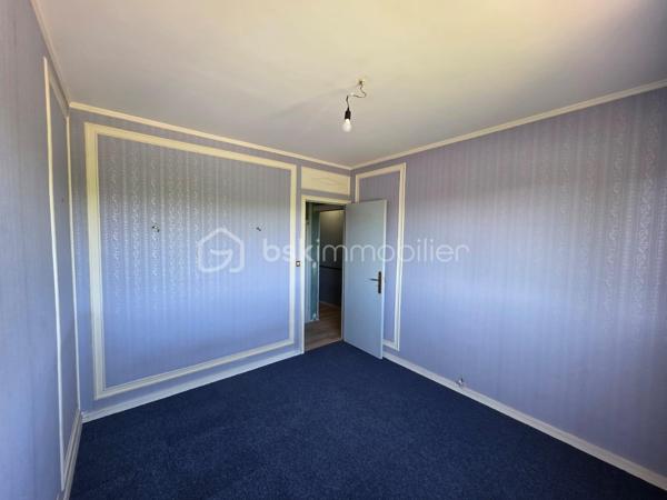 Idéalement situé à quelques minutes à pied de la gare de Boussy-Saint-Antoine (RER D), cet appartement familial vous séduira par sa luminosité, ses espaces généreux et son cadre de vie pratique.

Situé au 1er étage d’une résidence de 3 étages, cet appartement de 4 pièces de 86 m² se compose d’une entrée accueillante desservant la cuisine indépendante avec cagibi attenant, un séjour double de 30 m² baigné de lumière, ouvrant sur un balcon de 8,65 m² exposé SUD-OUEST.
Un long couloir aménagé de placards dessert 3 chambres de 9,7 m² chacune dont deux ouvrant sur un balcon.

Une cave individuelle en sous-sol complète le bien.
Vous disposerez d’un parking collectif réservé exclusivement aux résidents + de nombreuses places sont disponibles dans la rue.

L’appartement est équipé de volets électriques.

Ce bien est idéal pour une famille à la recherche d’un cadre agréable et proche des transports et commodités ou un investisseur cherchant à créer de la valeur.
💡 À noter : Quelques travaux de rafraîchissement à prévoir (cuisine, salle de bains, sols, peintures) — pas de gros chantier, juste de quoi le personnaliser à votre goût !

Les +++:
- Gare RER D Boussy-Saint-Antoine à deux pas → Paris en direct
- Commerces :carrefour Val d’Yerres et Lidl à 5 min à pied → courses facilitées au quotidien
- Écoles et crèche à proximité immédiate → parfait pour les familles
- parc de jeux pour enfants face à la résidence.

Visite virtuelle disponible sur demande.

Conseillère disponible 7j / 7.
Cet appartement vous plaît? À votre téléphone, j’organise votre visite !