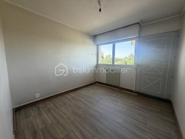 Idéalement situé à quelques minutes à pied de la gare de Boussy-Saint-Antoine (RER D), cet appartement familial vous séduira par sa luminosité, ses espaces généreux et son cadre de vie pratique.

Situé au 1er étage d’une résidence de 3 étages, cet appartement de 4 pièces de 86 m² se compose d’une entrée accueillante desservant la cuisine indépendante avec cagibi attenant, un séjour double de 30 m² baigné de lumière, ouvrant sur un balcon de 8,65 m² exposé SUD-OUEST.
Un long couloir aménagé de placards dessert 3 chambres de 9,7 m² chacune dont deux ouvrant sur un balcon.

Une cave individuelle en sous-sol complète le bien.
Vous disposerez d’un parking collectif réservé exclusivement aux résidents + de nombreuses places sont disponibles dans la rue.

L’appartement est équipé de volets électriques.

Ce bien est idéal pour une famille à la recherche d’un cadre agréable et proche des transports et commodités ou un investisseur cherchant à créer de la valeur.
💡 À noter : Quelques travaux de rafraîchissement à prévoir (cuisine, salle de bains, sols, peintures) — pas de gros chantier, juste de quoi le personnaliser à votre goût !

Les +++:
- Gare RER D Boussy-Saint-Antoine à deux pas → Paris en direct
- Commerces :carrefour Val d’Yerres et Lidl à 5 min à pied → courses facilitées au quotidien
- Écoles et crèche à proximité immédiate → parfait pour les familles
- parc de jeux pour enfants face à la résidence.

Visite virtuelle disponible sur demande.

Conseillère disponible 7j / 7.
Cet appartement vous plaît? À votre téléphone, j’organise votre visite !