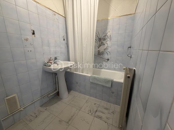 Idéalement situé à quelques minutes à pied de la gare de Boussy-Saint-Antoine (RER D), cet appartement familial vous séduira par sa luminosité, ses espaces généreux et son cadre de vie pratique.

Situé au 1er étage d’une résidence de 3 étages, cet appartement de 4 pièces de 86 m² se compose d’une entrée accueillante desservant la cuisine indépendante avec cagibi attenant, un séjour double de 30 m² baigné de lumière, ouvrant sur un balcon de 8,65 m² exposé SUD-OUEST.
Un long couloir aménagé de placards dessert 3 chambres de 9,7 m² chacune dont deux ouvrant sur un balcon.

Une cave individuelle en sous-sol complète le bien.
Vous disposerez d’un parking collectif réservé exclusivement aux résidents + de nombreuses places sont disponibles dans la rue.

L’appartement est équipé de volets électriques.

Ce bien est idéal pour une famille à la recherche d’un cadre agréable et proche des transports et commodités ou un investisseur cherchant à créer de la valeur.
💡 À noter : Quelques travaux de rafraîchissement à prévoir (cuisine, salle de bains, sols, peintures) — pas de gros chantier, juste de quoi le personnaliser à votre goût !

Les +++:
- Gare RER D Boussy-Saint-Antoine à deux pas → Paris en direct
- Commerces :carrefour Val d’Yerres et Lidl à 5 min à pied → courses facilitées au quotidien
- Écoles et crèche à proximité immédiate → parfait pour les familles
- parc de jeux pour enfants face à la résidence.

Visite virtuelle disponible sur demande.

Conseillère disponible 7j / 7.
Cet appartement vous plaît? À votre téléphone, j’organise votre visite !
