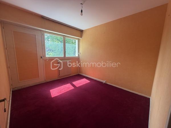 Idéalement situé à quelques minutes à pied de la gare de Boussy-Saint-Antoine (RER D), cet appartement familial vous séduira par sa luminosité, ses espaces généreux et son cadre de vie pratique.

Situé au 1er étage d’une résidence de 3 étages, cet appartement de 4 pièces de 86 m² se compose d’une entrée accueillante desservant la cuisine indépendante avec cagibi attenant, un séjour double de 30 m² baigné de lumière, ouvrant sur un balcon de 8,65 m² exposé SUD-OUEST.
Un long couloir aménagé de placards dessert 3 chambres de 9,7 m² chacune dont deux ouvrant sur un balcon.

Une cave individuelle en sous-sol complète le bien.
Vous disposerez d’un parking collectif réservé exclusivement aux résidents + de nombreuses places sont disponibles dans la rue.

L’appartement est équipé de volets électriques.

Ce bien est idéal pour une famille à la recherche d’un cadre agréable et proche des transports et commodités ou un investisseur cherchant à créer de la valeur.
💡 À noter : Quelques travaux de rafraîchissement à prévoir (cuisine, salle de bains, sols, peintures) — pas de gros chantier, juste de quoi le personnaliser à votre goût !

Les +++:
- Gare RER D Boussy-Saint-Antoine à deux pas → Paris en direct
- Commerces :carrefour Val d’Yerres et Lidl à 5 min à pied → courses facilitées au quotidien
- Écoles et crèche à proximité immédiate → parfait pour les familles
- parc de jeux pour enfants face à la résidence.

Visite virtuelle disponible sur demande.

Conseillère disponible 7j / 7.
Cet appartement vous plaît? À votre téléphone, j’organise votre visite !