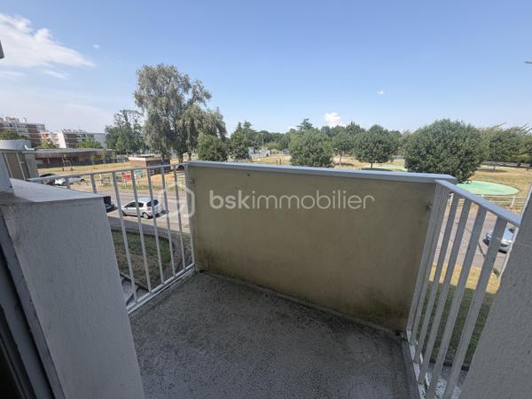 Idéalement situé à quelques minutes à pied de la gare de Boussy-Saint-Antoine (RER D), cet appartement familial vous séduira par sa luminosité, ses espaces généreux et son cadre de vie pratique.

Situé au 1er étage d’une résidence de 3 étages, cet appartement de 4 pièces de 86 m² se compose d’une entrée accueillante desservant la cuisine indépendante avec cagibi attenant, un séjour double de 30 m² baigné de lumière, ouvrant sur un balcon de 8,65 m² exposé SUD-OUEST.
Un long couloir aménagé de placards dessert 3 chambres de 9,7 m² chacune dont deux ouvrant sur un balcon.

Une cave individuelle en sous-sol complète le bien.
Vous disposerez d’un parking collectif réservé exclusivement aux résidents + de nombreuses places sont disponibles dans la rue.

L’appartement est équipé de volets électriques.

Ce bien est idéal pour une famille à la recherche d’un cadre agréable et proche des transports et commodités ou un investisseur cherchant à créer de la valeur.
💡 À noter : Quelques travaux de rafraîchissement à prévoir (cuisine, salle de bains, sols, peintures) — pas de gros chantier, juste de quoi le personnaliser à votre goût !

Les +++:
- Gare RER D Boussy-Saint-Antoine à deux pas → Paris en direct
- Commerces :carrefour Val d’Yerres et Lidl à 5 min à pied → courses facilitées au quotidien
- Écoles et crèche à proximité immédiate → parfait pour les familles
- parc de jeux pour enfants face à la résidence.

Visite virtuelle disponible sur demande.

Conseillère disponible 7j / 7.
Cet appartement vous plaît? À votre téléphone, j’organise votre visite !