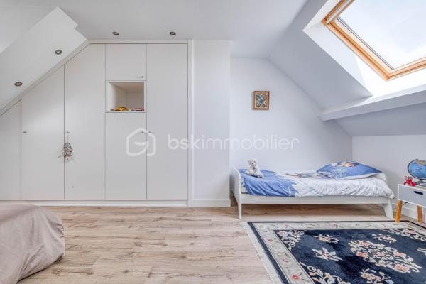 Élevée et baignée de lumière, cette maison de 124 m² de surface habitable, offrant 175 m² de surface utile au total avec buanderie et garage, récente offre une vraie vie de famille chic et pratique, à deux pas des commodités de Champigny.

Les atouts qui font la différence

Entrée majestueuse: on gravit quelques marches et l’on découvre un grand séjour traversant, chaleureux, ouvert sur la terrasse surélevée – parfait pour recevoir.
Cuisine esprit « family room »: moderne, entièrement équipée, conviviale autour de la table centrale.
Salon cocooning avec cheminée: belles soirées assurées hiver comme été.

Rez‑de‑jardin polyvalent

- Chambre indépendante parfaite pour télétravail, ado ou invités.
- Couloir avec rangements intégrés très pratiques.
-  Salle d’eau avec douche et WC.
- Buanderie attenante.
- Grand garage motorisé + portail électrique, borne de recharge pour véhicule électrique.

Étage nuit

- Deux chambres confortables avec rangements, traversantes, équipées de Velux et volets roulants électriques pour une lumière maîtrisée et un confort optimal.
- Spacieuse salle de bains: baignoire, douche, double vasque.
- WC séparés.

Confort et équipements

- Jardin paysager, impeccablement entretenu, sans vis‑à‑vis: véritable prolongement du séjour pour des réceptions élégantes.
 - Espace latéral prêt à vivre (eau + électricité): parfait pour imaginer une cuisine d’été raffinée, un jacuzzi ou un lounge extérieur.
- Fermetures premium: volets roulants électriques sur baies et Velux, double vitrage performant, éclairages encastrés.
- Stationnement d’exception: double garage fermé avec porte motorisée, portail d’entrée électrique pour un accès fluide et sécurisé.
- Mobilité de demain: borne de recharge pour véhicule électrique intégrée.
- Praticité quotidienne: buanderie dédiée, rangements généreux, matériaux choisis pour leur durabilité et leur facilité d’entretien.
- Chauffage performant: chaudière gaz à condensation Frisquet avec plancher chauffant, complétée par un insert bois pour l’appoint; production d’eau chaude couplée à la chaudière.

 Dans un secteur résidentiel recherché, cette maison clé en main marie style, confort et prestations haut de gamme, dedans comme dehors. 
Dossier complet (plans, surfaces, diagnostics) et visites privées sur rendez‑vous. Un bien rare, à découvrir sans tarder.