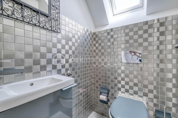 Élevée et baignée de lumière, cette maison de 124 m² de surface habitable, offrant 175 m² de surface utile au total avec buanderie et garage, récente offre une vraie vie de famille chic et pratique, à deux pas des commodités de Champigny.

Les atouts qui font la différence

Entrée majestueuse: on gravit quelques marches et l’on découvre un grand séjour traversant, chaleureux, ouvert sur la terrasse surélevée – parfait pour recevoir.
Cuisine esprit « family room »: moderne, entièrement équipée, conviviale autour de la table centrale.
Salon cocooning avec cheminée: belles soirées assurées hiver comme été.

Rez‑de‑jardin polyvalent

- Chambre indépendante parfaite pour télétravail, ado ou invités.
- Couloir avec rangements intégrés très pratiques.
-  Salle d’eau avec douche et WC.
- Buanderie attenante.
- Grand garage motorisé + portail électrique, borne de recharge pour véhicule électrique.

Étage nuit

- Deux chambres confortables avec rangements, traversantes, équipées de Velux et volets roulants électriques pour une lumière maîtrisée et un confort optimal.
- Spacieuse salle de bains: baignoire, douche, double vasque.
- WC séparés.

Confort et équipements

- Jardin paysager, impeccablement entretenu, sans vis‑à‑vis: véritable prolongement du séjour pour des réceptions élégantes.
 - Espace latéral prêt à vivre (eau + électricité): parfait pour imaginer une cuisine d’été raffinée, un jacuzzi ou un lounge extérieur.
- Fermetures premium: volets roulants électriques sur baies et Velux, double vitrage performant, éclairages encastrés.
- Stationnement d’exception: double garage fermé avec porte motorisée, portail d’entrée électrique pour un accès fluide et sécurisé.
- Mobilité de demain: borne de recharge pour véhicule électrique intégrée.
- Praticité quotidienne: buanderie dédiée, rangements généreux, matériaux choisis pour leur durabilité et leur facilité d’entretien.
- Chauffage performant: chaudière gaz à condensation Frisquet avec plancher chauffant, complétée par un insert bois pour l’appoint; production d’eau chaude couplée à la chaudière.

 Dans un secteur résidentiel recherché, cette maison clé en main marie style, confort et prestations haut de gamme, dedans comme dehors. 
Dossier complet (plans, surfaces, diagnostics) et visites privées sur rendez‑vous. Un bien rare, à découvrir sans tarder.