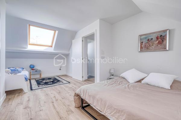 Élevée et baignée de lumière, cette maison de 124 m² de surface habitable, offrant 175 m² de surface utile au total avec buanderie et garage, récente offre une vraie vie de famille chic et pratique, à deux pas des commodités de Champigny.

Les atouts qui font la différence

Entrée majestueuse: on gravit quelques marches et l’on découvre un grand séjour traversant, chaleureux, ouvert sur la terrasse surélevée – parfait pour recevoir.
Cuisine esprit « family room »: moderne, entièrement équipée, conviviale autour de la table centrale.
Salon cocooning avec cheminée: belles soirées assurées hiver comme été.

Rez‑de‑jardin polyvalent

- Chambre indépendante parfaite pour télétravail, ado ou invités.
- Couloir avec rangements intégrés très pratiques.
-  Salle d’eau avec douche et WC.
- Buanderie attenante.
- Grand garage motorisé + portail électrique, borne de recharge pour véhicule électrique.

Étage nuit

- Deux chambres confortables avec rangements, traversantes, équipées de Velux et volets roulants électriques pour une lumière maîtrisée et un confort optimal.
- Spacieuse salle de bains: baignoire, douche, double vasque.
- WC séparés.

Confort et équipements

- Jardin paysager, impeccablement entretenu, sans vis‑à‑vis: véritable prolongement du séjour pour des réceptions élégantes.
 - Espace latéral prêt à vivre (eau + électricité): parfait pour imaginer une cuisine d’été raffinée, un jacuzzi ou un lounge extérieur.
- Fermetures premium: volets roulants électriques sur baies et Velux, double vitrage performant, éclairages encastrés.
- Stationnement d’exception: double garage fermé avec porte motorisée, portail d’entrée électrique pour un accès fluide et sécurisé.
- Mobilité de demain: borne de recharge pour véhicule électrique intégrée.
- Praticité quotidienne: buanderie dédiée, rangements généreux, matériaux choisis pour leur durabilité et leur facilité d’entretien.
- Chauffage performant: chaudière gaz à condensation Frisquet avec plancher chauffant, complétée par un insert bois pour l’appoint; production d’eau chaude couplée à la chaudière.

 Dans un secteur résidentiel recherché, cette maison clé en main marie style, confort et prestations haut de gamme, dedans comme dehors. 
Dossier complet (plans, surfaces, diagnostics) et visites privées sur rendez‑vous. Un bien rare, à découvrir sans tarder.