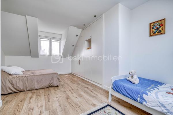 Élevée et baignée de lumière, cette maison de 124 m² de surface habitable, offrant 175 m² de surface utile au total avec buanderie et garage, récente offre une vraie vie de famille chic et pratique, à deux pas des commodités de Champigny.

Les atouts qui font la différence

Entrée majestueuse: on gravit quelques marches et l’on découvre un grand séjour traversant, chaleureux, ouvert sur la terrasse surélevée – parfait pour recevoir.
Cuisine esprit « family room »: moderne, entièrement équipée, conviviale autour de la table centrale.
Salon cocooning avec cheminée: belles soirées assurées hiver comme été.

Rez‑de‑jardin polyvalent

- Chambre indépendante parfaite pour télétravail, ado ou invités.
- Couloir avec rangements intégrés très pratiques.
-  Salle d’eau avec douche et WC.
- Buanderie attenante.
- Grand garage motorisé + portail électrique, borne de recharge pour véhicule électrique.

Étage nuit

- Deux chambres confortables avec rangements, traversantes, équipées de Velux et volets roulants électriques pour une lumière maîtrisée et un confort optimal.
- Spacieuse salle de bains: baignoire, douche, double vasque.
- WC séparés.

Confort et équipements

- Jardin paysager, impeccablement entretenu, sans vis‑à‑vis: véritable prolongement du séjour pour des réceptions élégantes.
 - Espace latéral prêt à vivre (eau + électricité): parfait pour imaginer une cuisine d’été raffinée, un jacuzzi ou un lounge extérieur.
- Fermetures premium: volets roulants électriques sur baies et Velux, double vitrage performant, éclairages encastrés.
- Stationnement d’exception: double garage fermé avec porte motorisée, portail d’entrée électrique pour un accès fluide et sécurisé.
- Mobilité de demain: borne de recharge pour véhicule électrique intégrée.
- Praticité quotidienne: buanderie dédiée, rangements généreux, matériaux choisis pour leur durabilité et leur facilité d’entretien.
- Chauffage performant: chaudière gaz à condensation Frisquet avec plancher chauffant, complétée par un insert bois pour l’appoint; production d’eau chaude couplée à la chaudière.

 Dans un secteur résidentiel recherché, cette maison clé en main marie style, confort et prestations haut de gamme, dedans comme dehors. 
Dossier complet (plans, surfaces, diagnostics) et visites privées sur rendez‑vous. Un bien rare, à découvrir sans tarder.