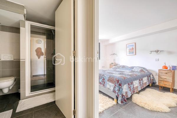 Élevée et baignée de lumière, cette maison de 124 m² de surface habitable, offrant 175 m² de surface utile au total avec buanderie et garage, récente offre une vraie vie de famille chic et pratique, à deux pas des commodités de Champigny.

Les atouts qui font la différence

Entrée majestueuse: on gravit quelques marches et l’on découvre un grand séjour traversant, chaleureux, ouvert sur la terrasse surélevée – parfait pour recevoir.
Cuisine esprit « family room »: moderne, entièrement équipée, conviviale autour de la table centrale.
Salon cocooning avec cheminée: belles soirées assurées hiver comme été.

Rez‑de‑jardin polyvalent

- Chambre indépendante parfaite pour télétravail, ado ou invités.
- Couloir avec rangements intégrés très pratiques.
-  Salle d’eau avec douche et WC.
- Buanderie attenante.
- Grand garage motorisé + portail électrique, borne de recharge pour véhicule électrique.

Étage nuit

- Deux chambres confortables avec rangements, traversantes, équipées de Velux et volets roulants électriques pour une lumière maîtrisée et un confort optimal.
- Spacieuse salle de bains: baignoire, douche, double vasque.
- WC séparés.

Confort et équipements

- Jardin paysager, impeccablement entretenu, sans vis‑à‑vis: véritable prolongement du séjour pour des réceptions élégantes.
 - Espace latéral prêt à vivre (eau + électricité): parfait pour imaginer une cuisine d’été raffinée, un jacuzzi ou un lounge extérieur.
- Fermetures premium: volets roulants électriques sur baies et Velux, double vitrage performant, éclairages encastrés.
- Stationnement d’exception: double garage fermé avec porte motorisée, portail d’entrée électrique pour un accès fluide et sécurisé.
- Mobilité de demain: borne de recharge pour véhicule électrique intégrée.
- Praticité quotidienne: buanderie dédiée, rangements généreux, matériaux choisis pour leur durabilité et leur facilité d’entretien.
- Chauffage performant: chaudière gaz à condensation Frisquet avec plancher chauffant, complétée par un insert bois pour l’appoint; production d’eau chaude couplée à la chaudière.

 Dans un secteur résidentiel recherché, cette maison clé en main marie style, confort et prestations haut de gamme, dedans comme dehors. 
Dossier complet (plans, surfaces, diagnostics) et visites privées sur rendez‑vous. Un bien rare, à découvrir sans tarder.