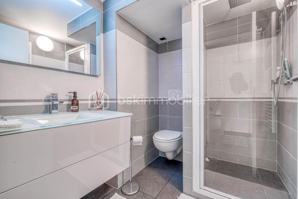Élevée et baignée de lumière, cette maison de 124 m² de surface habitable, offrant 175 m² de surface utile au total avec buanderie et garage, récente offre une vraie vie de famille chic et pratique, à deux pas des commodités de Champigny.

Les atouts qui font la différence

Entrée majestueuse: on gravit quelques marches et l’on découvre un grand séjour traversant, chaleureux, ouvert sur la terrasse surélevée – parfait pour recevoir.
Cuisine esprit « family room »: moderne, entièrement équipée, conviviale autour de la table centrale.
Salon cocooning avec cheminée: belles soirées assurées hiver comme été.

Rez‑de‑jardin polyvalent

- Chambre indépendante parfaite pour télétravail, ado ou invités.
- Couloir avec rangements intégrés très pratiques.
-  Salle d’eau avec douche et WC.
- Buanderie attenante.
- Grand garage motorisé + portail électrique, borne de recharge pour véhicule électrique.

Étage nuit

- Deux chambres confortables avec rangements, traversantes, équipées de Velux et volets roulants électriques pour une lumière maîtrisée et un confort optimal.
- Spacieuse salle de bains: baignoire, douche, double vasque.
- WC séparés.

Confort et équipements

- Jardin paysager, impeccablement entretenu, sans vis‑à‑vis: véritable prolongement du séjour pour des réceptions élégantes.
 - Espace latéral prêt à vivre (eau + électricité): parfait pour imaginer une cuisine d’été raffinée, un jacuzzi ou un lounge extérieur.
- Fermetures premium: volets roulants électriques sur baies et Velux, double vitrage performant, éclairages encastrés.
- Stationnement d’exception: double garage fermé avec porte motorisée, portail d’entrée électrique pour un accès fluide et sécurisé.
- Mobilité de demain: borne de recharge pour véhicule électrique intégrée.
- Praticité quotidienne: buanderie dédiée, rangements généreux, matériaux choisis pour leur durabilité et leur facilité d’entretien.
- Chauffage performant: chaudière gaz à condensation Frisquet avec plancher chauffant, complétée par un insert bois pour l’appoint; production d’eau chaude couplée à la chaudière.

 Dans un secteur résidentiel recherché, cette maison clé en main marie style, confort et prestations haut de gamme, dedans comme dehors. 
Dossier complet (plans, surfaces, diagnostics) et visites privées sur rendez‑vous. Un bien rare, à découvrir sans tarder.