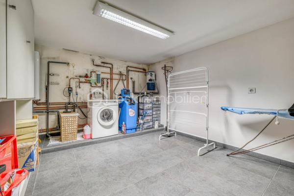 Élevée et baignée de lumière, cette maison de 124 m² de surface habitable, offrant 175 m² de surface utile au total avec buanderie et garage, récente offre une vraie vie de famille chic et pratique, à deux pas des commodités de Champigny.

Les atouts qui font la différence

Entrée majestueuse: on gravit quelques marches et l’on découvre un grand séjour traversant, chaleureux, ouvert sur la terrasse surélevée – parfait pour recevoir.
Cuisine esprit « family room »: moderne, entièrement équipée, conviviale autour de la table centrale.
Salon cocooning avec cheminée: belles soirées assurées hiver comme été.

Rez‑de‑jardin polyvalent

- Chambre indépendante parfaite pour télétravail, ado ou invités.
- Couloir avec rangements intégrés très pratiques.
-  Salle d’eau avec douche et WC.
- Buanderie attenante.
- Grand garage motorisé + portail électrique, borne de recharge pour véhicule électrique.

Étage nuit

- Deux chambres confortables avec rangements, traversantes, équipées de Velux et volets roulants électriques pour une lumière maîtrisée et un confort optimal.
- Spacieuse salle de bains: baignoire, douche, double vasque.
- WC séparés.

Confort et équipements

- Jardin paysager, impeccablement entretenu, sans vis‑à‑vis: véritable prolongement du séjour pour des réceptions élégantes.
 - Espace latéral prêt à vivre (eau + électricité): parfait pour imaginer une cuisine d’été raffinée, un jacuzzi ou un lounge extérieur.
- Fermetures premium: volets roulants électriques sur baies et Velux, double vitrage performant, éclairages encastrés.
- Stationnement d’exception: double garage fermé avec porte motorisée, portail d’entrée électrique pour un accès fluide et sécurisé.
- Mobilité de demain: borne de recharge pour véhicule électrique intégrée.
- Praticité quotidienne: buanderie dédiée, rangements généreux, matériaux choisis pour leur durabilité et leur facilité d’entretien.
- Chauffage performant: chaudière gaz à condensation Frisquet avec plancher chauffant, complétée par un insert bois pour l’appoint; production d’eau chaude couplée à la chaudière.

 Dans un secteur résidentiel recherché, cette maison clé en main marie style, confort et prestations haut de gamme, dedans comme dehors. 
Dossier complet (plans, surfaces, diagnostics) et visites privées sur rendez‑vous. Un bien rare, à découvrir sans tarder.