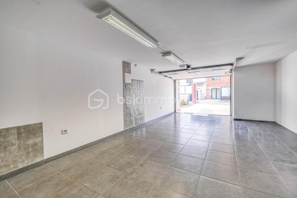 Élevée et baignée de lumière, cette maison de 124 m² de surface habitable, offrant 175 m² de surface utile au total avec buanderie et garage, récente offre une vraie vie de famille chic et pratique, à deux pas des commodités de Champigny.

Les atouts qui font la différence

Entrée majestueuse: on gravit quelques marches et l’on découvre un grand séjour traversant, chaleureux, ouvert sur la terrasse surélevée – parfait pour recevoir.
Cuisine esprit « family room »: moderne, entièrement équipée, conviviale autour de la table centrale.
Salon cocooning avec cheminée: belles soirées assurées hiver comme été.

Rez‑de‑jardin polyvalent

- Chambre indépendante parfaite pour télétravail, ado ou invités.
- Couloir avec rangements intégrés très pratiques.
-  Salle d’eau avec douche et WC.
- Buanderie attenante.
- Grand garage motorisé + portail électrique, borne de recharge pour véhicule électrique.

Étage nuit

- Deux chambres confortables avec rangements, traversantes, équipées de Velux et volets roulants électriques pour une lumière maîtrisée et un confort optimal.
- Spacieuse salle de bains: baignoire, douche, double vasque.
- WC séparés.

Confort et équipements

- Jardin paysager, impeccablement entretenu, sans vis‑à‑vis: véritable prolongement du séjour pour des réceptions élégantes.
 - Espace latéral prêt à vivre (eau + électricité): parfait pour imaginer une cuisine d’été raffinée, un jacuzzi ou un lounge extérieur.
- Fermetures premium: volets roulants électriques sur baies et Velux, double vitrage performant, éclairages encastrés.
- Stationnement d’exception: double garage fermé avec porte motorisée, portail d’entrée électrique pour un accès fluide et sécurisé.
- Mobilité de demain: borne de recharge pour véhicule électrique intégrée.
- Praticité quotidienne: buanderie dédiée, rangements généreux, matériaux choisis pour leur durabilité et leur facilité d’entretien.
- Chauffage performant: chaudière gaz à condensation Frisquet avec plancher chauffant, complétée par un insert bois pour l’appoint; production d’eau chaude couplée à la chaudière.

 Dans un secteur résidentiel recherché, cette maison clé en main marie style, confort et prestations haut de gamme, dedans comme dehors. 
Dossier complet (plans, surfaces, diagnostics) et visites privées sur rendez‑vous. Un bien rare, à découvrir sans tarder.