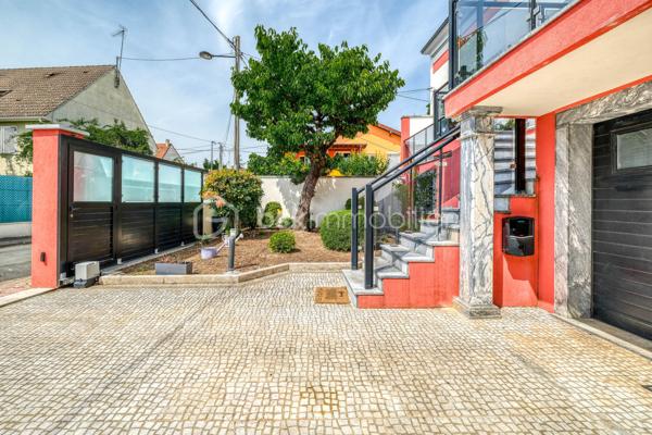 Élevée et baignée de lumière, cette maison de 124 m² de surface habitable, offrant 175 m² de surface utile au total avec buanderie et garage, récente offre une vraie vie de famille chic et pratique, à deux pas des commodités de Champigny.

Les atouts qui font la différence

Entrée majestueuse: on gravit quelques marches et l’on découvre un grand séjour traversant, chaleureux, ouvert sur la terrasse surélevée – parfait pour recevoir.
Cuisine esprit « family room »: moderne, entièrement équipée, conviviale autour de la table centrale.
Salon cocooning avec cheminée: belles soirées assurées hiver comme été.

Rez‑de‑jardin polyvalent

- Chambre indépendante parfaite pour télétravail, ado ou invités.
- Couloir avec rangements intégrés très pratiques.
-  Salle d’eau avec douche et WC.
- Buanderie attenante.
- Grand garage motorisé + portail électrique, borne de recharge pour véhicule électrique.

Étage nuit

- Deux chambres confortables avec rangements, traversantes, équipées de Velux et volets roulants électriques pour une lumière maîtrisée et un confort optimal.
- Spacieuse salle de bains: baignoire, douche, double vasque.
- WC séparés.

Confort et équipements

- Jardin paysager, impeccablement entretenu, sans vis‑à‑vis: véritable prolongement du séjour pour des réceptions élégantes.
 - Espace latéral prêt à vivre (eau + électricité): parfait pour imaginer une cuisine d’été raffinée, un jacuzzi ou un lounge extérieur.
- Fermetures premium: volets roulants électriques sur baies et Velux, double vitrage performant, éclairages encastrés.
- Stationnement d’exception: double garage fermé avec porte motorisée, portail d’entrée électrique pour un accès fluide et sécurisé.
- Mobilité de demain: borne de recharge pour véhicule électrique intégrée.
- Praticité quotidienne: buanderie dédiée, rangements généreux, matériaux choisis pour leur durabilité et leur facilité d’entretien.
- Chauffage performant: chaudière gaz à condensation Frisquet avec plancher chauffant, complétée par un insert bois pour l’appoint; production d’eau chaude couplée à la chaudière.

 Dans un secteur résidentiel recherché, cette maison clé en main marie style, confort et prestations haut de gamme, dedans comme dehors. 
Dossier complet (plans, surfaces, diagnostics) et visites privées sur rendez‑vous. Un bien rare, à découvrir sans tarder.