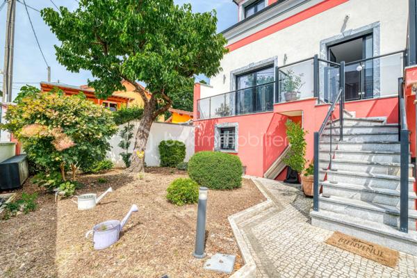 Élevée et baignée de lumière, cette maison de 124 m² de surface habitable, offrant 175 m² de surface utile au total avec buanderie et garage, récente offre une vraie vie de famille chic et pratique, à deux pas des commodités de Champigny.

Les atouts qui font la différence

Entrée majestueuse: on gravit quelques marches et l’on découvre un grand séjour traversant, chaleureux, ouvert sur la terrasse surélevée – parfait pour recevoir.
Cuisine esprit « family room »: moderne, entièrement équipée, conviviale autour de la table centrale.
Salon cocooning avec cheminée: belles soirées assurées hiver comme été.

Rez‑de‑jardin polyvalent

- Chambre indépendante parfaite pour télétravail, ado ou invités.
- Couloir avec rangements intégrés très pratiques.
-  Salle d’eau avec douche et WC.
- Buanderie attenante.
- Grand garage motorisé + portail électrique, borne de recharge pour véhicule électrique.

Étage nuit

- Deux chambres confortables avec rangements, traversantes, équipées de Velux et volets roulants électriques pour une lumière maîtrisée et un confort optimal.
- Spacieuse salle de bains: baignoire, douche, double vasque.
- WC séparés.

Confort et équipements

- Jardin paysager, impeccablement entretenu, sans vis‑à‑vis: véritable prolongement du séjour pour des réceptions élégantes.
 - Espace latéral prêt à vivre (eau + électricité): parfait pour imaginer une cuisine d’été raffinée, un jacuzzi ou un lounge extérieur.
- Fermetures premium: volets roulants électriques sur baies et Velux, double vitrage performant, éclairages encastrés.
- Stationnement d’exception: double garage fermé avec porte motorisée, portail d’entrée électrique pour un accès fluide et sécurisé.
- Mobilité de demain: borne de recharge pour véhicule électrique intégrée.
- Praticité quotidienne: buanderie dédiée, rangements généreux, matériaux choisis pour leur durabilité et leur facilité d’entretien.
- Chauffage performant: chaudière gaz à condensation Frisquet avec plancher chauffant, complétée par un insert bois pour l’appoint; production d’eau chaude couplée à la chaudière.

 Dans un secteur résidentiel recherché, cette maison clé en main marie style, confort et prestations haut de gamme, dedans comme dehors. 
Dossier complet (plans, surfaces, diagnostics) et visites privées sur rendez‑vous. Un bien rare, à découvrir sans tarder.