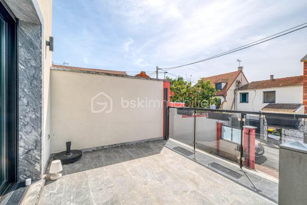 Élevée et baignée de lumière, cette maison de 124 m² de surface habitable, offrant 175 m² de surface utile au total avec buanderie et garage, récente offre une vraie vie de famille chic et pratique, à deux pas des commodités de Champigny.

Les atouts qui font la différence

Entrée majestueuse: on gravit quelques marches et l’on découvre un grand séjour traversant, chaleureux, ouvert sur la terrasse surélevée – parfait pour recevoir.
Cuisine esprit « family room »: moderne, entièrement équipée, conviviale autour de la table centrale.
Salon cocooning avec cheminée: belles soirées assurées hiver comme été.

Rez‑de‑jardin polyvalent

- Chambre indépendante parfaite pour télétravail, ado ou invités.
- Couloir avec rangements intégrés très pratiques.
-  Salle d’eau avec douche et WC.
- Buanderie attenante.
- Grand garage motorisé + portail électrique, borne de recharge pour véhicule électrique.

Étage nuit

- Deux chambres confortables avec rangements, traversantes, équipées de Velux et volets roulants électriques pour une lumière maîtrisée et un confort optimal.
- Spacieuse salle de bains: baignoire, douche, double vasque.
- WC séparés.

Confort et équipements

- Jardin paysager, impeccablement entretenu, sans vis‑à‑vis: véritable prolongement du séjour pour des réceptions élégantes.
 - Espace latéral prêt à vivre (eau + électricité): parfait pour imaginer une cuisine d’été raffinée, un jacuzzi ou un lounge extérieur.
- Fermetures premium: volets roulants électriques sur baies et Velux, double vitrage performant, éclairages encastrés.
- Stationnement d’exception: double garage fermé avec porte motorisée, portail d’entrée électrique pour un accès fluide et sécurisé.
- Mobilité de demain: borne de recharge pour véhicule électrique intégrée.
- Praticité quotidienne: buanderie dédiée, rangements généreux, matériaux choisis pour leur durabilité et leur facilité d’entretien.
- Chauffage performant: chaudière gaz à condensation Frisquet avec plancher chauffant, complétée par un insert bois pour l’appoint; production d’eau chaude couplée à la chaudière.

 Dans un secteur résidentiel recherché, cette maison clé en main marie style, confort et prestations haut de gamme, dedans comme dehors. 
Dossier complet (plans, surfaces, diagnostics) et visites privées sur rendez‑vous. Un bien rare, à découvrir sans tarder.