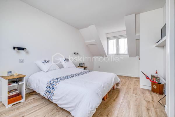 Élevée et baignée de lumière, cette maison de 124 m² de surface habitable, offrant 175 m² de surface utile au total avec buanderie et garage, récente offre une vraie vie de famille chic et pratique, à deux pas des commodités de Champigny.

Les atouts qui font la différence

Entrée majestueuse: on gravit quelques marches et l’on découvre un grand séjour traversant, chaleureux, ouvert sur la terrasse surélevée – parfait pour recevoir.
Cuisine esprit « family room »: moderne, entièrement équipée, conviviale autour de la table centrale.
Salon cocooning avec cheminée: belles soirées assurées hiver comme été.

Rez‑de‑jardin polyvalent

- Chambre indépendante parfaite pour télétravail, ado ou invités.
- Couloir avec rangements intégrés très pratiques.
-  Salle d’eau avec douche et WC.
- Buanderie attenante.
- Grand garage motorisé + portail électrique, borne de recharge pour véhicule électrique.

Étage nuit

- Deux chambres confortables avec rangements, traversantes, équipées de Velux et volets roulants électriques pour une lumière maîtrisée et un confort optimal.
- Spacieuse salle de bains: baignoire, douche, double vasque.
- WC séparés.

Confort et équipements

- Jardin paysager, impeccablement entretenu, sans vis‑à‑vis: véritable prolongement du séjour pour des réceptions élégantes.
 - Espace latéral prêt à vivre (eau + électricité): parfait pour imaginer une cuisine d’été raffinée, un jacuzzi ou un lounge extérieur.
- Fermetures premium: volets roulants électriques sur baies et Velux, double vitrage performant, éclairages encastrés.
- Stationnement d’exception: double garage fermé avec porte motorisée, portail d’entrée électrique pour un accès fluide et sécurisé.
- Mobilité de demain: borne de recharge pour véhicule électrique intégrée.
- Praticité quotidienne: buanderie dédiée, rangements généreux, matériaux choisis pour leur durabilité et leur facilité d’entretien.
- Chauffage performant: chaudière gaz à condensation Frisquet avec plancher chauffant, complétée par un insert bois pour l’appoint; production d’eau chaude couplée à la chaudière.

 Dans un secteur résidentiel recherché, cette maison clé en main marie style, confort et prestations haut de gamme, dedans comme dehors. 
Dossier complet (plans, surfaces, diagnostics) et visites privées sur rendez‑vous. Un bien rare, à découvrir sans tarder.