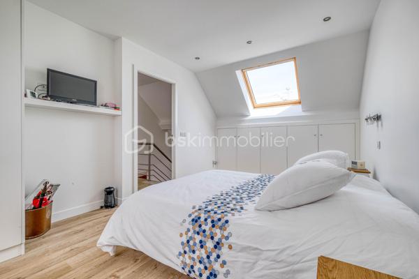 Élevée et baignée de lumière, cette maison de 124 m² de surface habitable, offrant 175 m² de surface utile au total avec buanderie et garage, récente offre une vraie vie de famille chic et pratique, à deux pas des commodités de Champigny.

Les atouts qui font la différence

Entrée majestueuse: on gravit quelques marches et l’on découvre un grand séjour traversant, chaleureux, ouvert sur la terrasse surélevée – parfait pour recevoir.
Cuisine esprit « family room »: moderne, entièrement équipée, conviviale autour de la table centrale.
Salon cocooning avec cheminée: belles soirées assurées hiver comme été.

Rez‑de‑jardin polyvalent

- Chambre indépendante parfaite pour télétravail, ado ou invités.
- Couloir avec rangements intégrés très pratiques.
-  Salle d’eau avec douche et WC.
- Buanderie attenante.
- Grand garage motorisé + portail électrique, borne de recharge pour véhicule électrique.

Étage nuit

- Deux chambres confortables avec rangements, traversantes, équipées de Velux et volets roulants électriques pour une lumière maîtrisée et un confort optimal.
- Spacieuse salle de bains: baignoire, douche, double vasque.
- WC séparés.

Confort et équipements

- Jardin paysager, impeccablement entretenu, sans vis‑à‑vis: véritable prolongement du séjour pour des réceptions élégantes.
 - Espace latéral prêt à vivre (eau + électricité): parfait pour imaginer une cuisine d’été raffinée, un jacuzzi ou un lounge extérieur.
- Fermetures premium: volets roulants électriques sur baies et Velux, double vitrage performant, éclairages encastrés.
- Stationnement d’exception: double garage fermé avec porte motorisée, portail d’entrée électrique pour un accès fluide et sécurisé.
- Mobilité de demain: borne de recharge pour véhicule électrique intégrée.
- Praticité quotidienne: buanderie dédiée, rangements généreux, matériaux choisis pour leur durabilité et leur facilité d’entretien.
- Chauffage performant: chaudière gaz à condensation Frisquet avec plancher chauffant, complétée par un insert bois pour l’appoint; production d’eau chaude couplée à la chaudière.

 Dans un secteur résidentiel recherché, cette maison clé en main marie style, confort et prestations haut de gamme, dedans comme dehors. 
Dossier complet (plans, surfaces, diagnostics) et visites privées sur rendez‑vous. Un bien rare, à découvrir sans tarder.