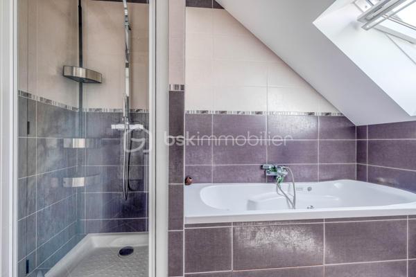 Élevée et baignée de lumière, cette maison de 124 m² de surface habitable, offrant 175 m² de surface utile au total avec buanderie et garage, récente offre une vraie vie de famille chic et pratique, à deux pas des commodités de Champigny.

Les atouts qui font la différence

Entrée majestueuse: on gravit quelques marches et l’on découvre un grand séjour traversant, chaleureux, ouvert sur la terrasse surélevée – parfait pour recevoir.
Cuisine esprit « family room »: moderne, entièrement équipée, conviviale autour de la table centrale.
Salon cocooning avec cheminée: belles soirées assurées hiver comme été.

Rez‑de‑jardin polyvalent

- Chambre indépendante parfaite pour télétravail, ado ou invités.
- Couloir avec rangements intégrés très pratiques.
-  Salle d’eau avec douche et WC.
- Buanderie attenante.
- Grand garage motorisé + portail électrique, borne de recharge pour véhicule électrique.

Étage nuit

- Deux chambres confortables avec rangements, traversantes, équipées de Velux et volets roulants électriques pour une lumière maîtrisée et un confort optimal.
- Spacieuse salle de bains: baignoire, douche, double vasque.
- WC séparés.

Confort et équipements

- Jardin paysager, impeccablement entretenu, sans vis‑à‑vis: véritable prolongement du séjour pour des réceptions élégantes.
 - Espace latéral prêt à vivre (eau + électricité): parfait pour imaginer une cuisine d’été raffinée, un jacuzzi ou un lounge extérieur.
- Fermetures premium: volets roulants électriques sur baies et Velux, double vitrage performant, éclairages encastrés.
- Stationnement d’exception: double garage fermé avec porte motorisée, portail d’entrée électrique pour un accès fluide et sécurisé.
- Mobilité de demain: borne de recharge pour véhicule électrique intégrée.
- Praticité quotidienne: buanderie dédiée, rangements généreux, matériaux choisis pour leur durabilité et leur facilité d’entretien.
- Chauffage performant: chaudière gaz à condensation Frisquet avec plancher chauffant, complétée par un insert bois pour l’appoint; production d’eau chaude couplée à la chaudière.

 Dans un secteur résidentiel recherché, cette maison clé en main marie style, confort et prestations haut de gamme, dedans comme dehors. 
Dossier complet (plans, surfaces, diagnostics) et visites privées sur rendez‑vous. Un bien rare, à découvrir sans tarder.