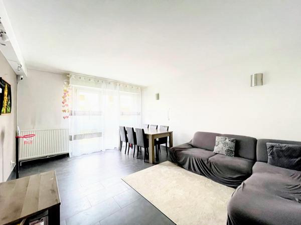 93190 - LIVRY-GARGAN - F3 EN REZ-DE-JARDIN AVEC TERRASSE ! 
PROCHE DE L'HYPERCENTRE, A 5 MIN DU PARC DE LA MAIRIE ET DE TOUTES COMMODITES 
JARDIN ET TERRASSE AVEC EXPOSITION SUD-EST, BELLE LUMINOSITE 
IDEAL FAMILLES 

🏡 COUP DE CŒUR À LIVRY-GARGAN – F3 AVEC JARDIN & TERRASSE ! 🌿  

Vous rêvez d’un cocon alliant confort et praticité ? Découvrez cet appartement 3 pièces de 68,58 m² Carrez en rez-de-jardin à deux pas de toutes les commodités !  
Un cadre de vie agréable : Profitez d’une terrasse et d’un jardin privatif pour vos moments de détente en plein air. Son exposition sud-ouest vous garantit une luminosité optimale tout au long de la journée.  

Un intérieur fonctionnel et agréable : 
✔️ Un séjour spacieux et lumineux ouvert sur l’extérieur 
✔️ Une cuisine aménagée et équipée 
✔️ Deux belles chambres confortables 
✔️ Une salle de bain moderne et des WC séparés  

Un emplacement privilégié : 
🏫 À proximité immédiate des écoles, commerces et transports, facilitant votre quotidien.  

Taxe Foncière: 1676 € 
Charges de copro: 450 € / trimestre  
DPE : D 
GES : D

Atouts supplémentaires : 
🚗 Une place de parking pour stationner en toute sérénité 
📦 Une cave pour plus de rangement  
📍 Livry-Gargan – Une ville dynamique et agréable à vivre, parfaite pour les familles et les actifs. A 5 minutes en bus du RER B de Sevran, ou en 15 minutes à pieds.  

🔥 Ne manquez pas cette opportunité ! 
Contactez-moi dès maintenant pour une visite.  
Pas de procédures en cours. Ce lot fait partie d'une copropriétés de 32 appartements.