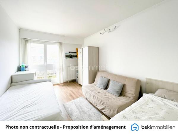 93190 - LIVRY-GARGAN - F3 EN REZ-DE-JARDIN AVEC TERRASSE ! 
PROCHE DE L'HYPERCENTRE, A 5 MIN DU PARC DE LA MAIRIE ET DE TOUTES COMMODITES 
JARDIN ET TERRASSE AVEC EXPOSITION SUD-EST, BELLE LUMINOSITE 
IDEAL FAMILLES 

🏡 COUP DE CŒUR À LIVRY-GARGAN – F3 AVEC JARDIN & TERRASSE ! 🌿  

Vous rêvez d’un cocon alliant confort et praticité ? Découvrez cet appartement 3 pièces de 68,58 m² Carrez en rez-de-jardin à deux pas de toutes les commodités !  
Un cadre de vie agréable : Profitez d’une terrasse et d’un jardin privatif pour vos moments de détente en plein air. Son exposition sud-ouest vous garantit une luminosité optimale tout au long de la journée.  

Un intérieur fonctionnel et agréable : 
✔️ Un séjour spacieux et lumineux ouvert sur l’extérieur 
✔️ Une cuisine aménagée et équipée 
✔️ Deux belles chambres confortables 
✔️ Une salle de bain moderne et des WC séparés  

Un emplacement privilégié : 
🏫 À proximité immédiate des écoles, commerces et transports, facilitant votre quotidien.  

Taxe Foncière: 1676 € 
Charges de copro: 450 € / trimestre  
DPE : D 
GES : D

Atouts supplémentaires : 
🚗 Une place de parking pour stationner en toute sérénité 
📦 Une cave pour plus de rangement  
📍 Livry-Gargan – Une ville dynamique et agréable à vivre, parfaite pour les familles et les actifs. A 5 minutes en bus du RER B de Sevran, ou en 15 minutes à pieds.  

🔥 Ne manquez pas cette opportunité ! 
Contactez-moi dès maintenant pour une visite.  
Pas de procédures en cours. Ce lot fait partie d'une copropriétés de 32 appartements.