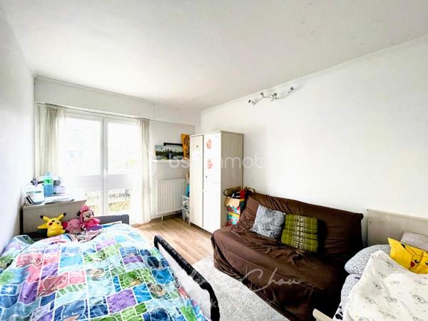 93190 - LIVRY-GARGAN - F3 EN REZ-DE-JARDIN AVEC TERRASSE ! 
PROCHE DE L'HYPERCENTRE, A 5 MIN DU PARC DE LA MAIRIE ET DE TOUTES COMMODITES 
JARDIN ET TERRASSE AVEC EXPOSITION SUD-EST, BELLE LUMINOSITE 
IDEAL FAMILLES 

🏡 COUP DE CŒUR À LIVRY-GARGAN – F3 AVEC JARDIN & TERRASSE ! 🌿  

Vous rêvez d’un cocon alliant confort et praticité ? Découvrez cet appartement 3 pièces de 68,58 m² Carrez en rez-de-jardin à deux pas de toutes les commodités !  
Un cadre de vie agréable : Profitez d’une terrasse et d’un jardin privatif pour vos moments de détente en plein air. Son exposition sud-ouest vous garantit une luminosité optimale tout au long de la journée.  

Un intérieur fonctionnel et agréable : 
✔️ Un séjour spacieux et lumineux ouvert sur l’extérieur 
✔️ Une cuisine aménagée et équipée 
✔️ Deux belles chambres confortables 
✔️ Une salle de bain moderne et des WC séparés  

Un emplacement privilégié : 
🏫 À proximité immédiate des écoles, commerces et transports, facilitant votre quotidien.  

Taxe Foncière: 1676 € 
Charges de copro: 450 € / trimestre  
DPE : D 
GES : D

Atouts supplémentaires : 
🚗 Une place de parking pour stationner en toute sérénité 
📦 Une cave pour plus de rangement  
📍 Livry-Gargan – Une ville dynamique et agréable à vivre, parfaite pour les familles et les actifs. A 5 minutes en bus du RER B de Sevran, ou en 15 minutes à pieds.  

🔥 Ne manquez pas cette opportunité ! 
Contactez-moi dès maintenant pour une visite.  
Pas de procédures en cours. Ce lot fait partie d'une copropriétés de 32 appartements.