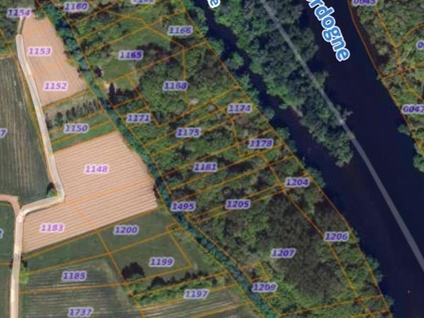 Différents lots de terrains boisés non constructibles