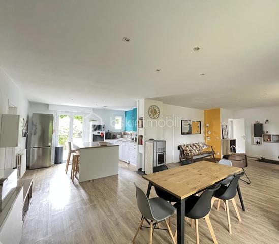 Maison de plain-pied en hameau – Vallet – Aucun travaux à prévoir

Située dans un agréable hameau de la commune de Vallet, cette belle maison de plain-pied saura vous séduire par ses volumes, son état irréprochable et son environnement paisible.

Édifiée sur une grande parcelle entièrement clôturée, elle offre un cadre de vie confortable et fonctionnel, idéal pour une famille ou pour ceux recherchant le calme à proximité des commodités.

La maison se compose :

d’une belle pièce de vie lumineuse,
d’une cuisine conviviale ouverte sur l’espace de vie,
de trois chambres,
d’un espace indépendant pouvant servir de bureau, salon privé ou salle de jeux,
d’une salle de bains,
d’un WC indépendant,
d'une buanderie pratique au quotidien.

À l’extérieur, vous profiterez d’un vaste terrain entièrement clos permettant avec un abri de jardin. 

Aucun travaux à prévoir, y compris en décoration : la maison est parfaitement entretenue et prête à accueillir ses nouveaux propriétaires.

Un bien rare sur le secteur, alliant confort, tranquillité et qualité de vie.