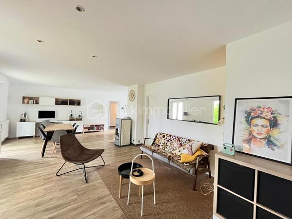 Maison de plain-pied en hameau – Vallet – Aucun travaux à prévoir

Située dans un agréable hameau de la commune de Vallet, cette belle maison de plain-pied saura vous séduire par ses volumes, son état irréprochable et son environnement paisible.

Édifiée sur une grande parcelle entièrement clôturée, elle offre un cadre de vie confortable et fonctionnel, idéal pour une famille ou pour ceux recherchant le calme à proximité des commodités.

La maison se compose :

d’une belle pièce de vie lumineuse,
d’une cuisine conviviale ouverte sur l’espace de vie,
de trois chambres,
d’un espace indépendant pouvant servir de bureau, salon privé ou salle de jeux,
d’une salle de bains,
d’un WC indépendant,
d'une buanderie pratique au quotidien.

À l’extérieur, vous profiterez d’un vaste terrain entièrement clos permettant avec un abri de jardin. 

Aucun travaux à prévoir, y compris en décoration : la maison est parfaitement entretenue et prête à accueillir ses nouveaux propriétaires.

Un bien rare sur le secteur, alliant confort, tranquillité et qualité de vie.