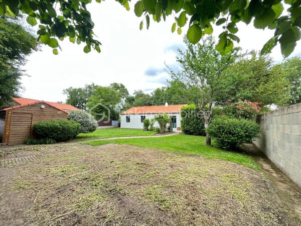 Maison de plain-pied en hameau – Vallet – Aucun travaux à prévoir

Située dans un agréable hameau de la commune de Vallet, cette belle maison de plain-pied saura vous séduire par ses volumes, son état irréprochable et son environnement paisible.

Édifiée sur une grande parcelle entièrement clôturée, elle offre un cadre de vie confortable et fonctionnel, idéal pour une famille ou pour ceux recherchant le calme à proximité des commodités.

La maison se compose :

d’une belle pièce de vie lumineuse,
d’une cuisine conviviale ouverte sur l’espace de vie,
de trois chambres,
d’un espace indépendant pouvant servir de bureau, salon privé ou salle de jeux,
d’une salle de bains,
d’un WC indépendant,
d'une buanderie pratique au quotidien.

À l’extérieur, vous profiterez d’un vaste terrain entièrement clos permettant avec un abri de jardin. 

Aucun travaux à prévoir, y compris en décoration : la maison est parfaitement entretenue et prête à accueillir ses nouveaux propriétaires.

Un bien rare sur le secteur, alliant confort, tranquillité et qualité de vie.