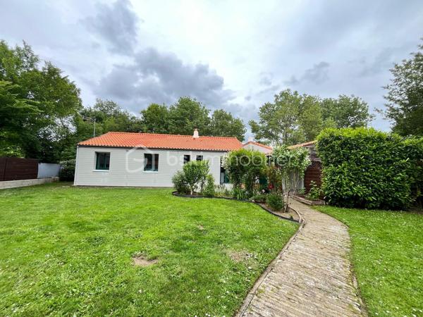 Maison de plain-pied en hameau – Vallet – Aucun travaux à prévoir

Située dans un agréable hameau de la commune de Vallet, cette belle maison de plain-pied saura vous séduire par ses volumes, son état irréprochable et son environnement paisible.

Édifiée sur une grande parcelle entièrement clôturée, elle offre un cadre de vie confortable et fonctionnel, idéal pour une famille ou pour ceux recherchant le calme à proximité des commodités.

La maison se compose :

d’une belle pièce de vie lumineuse,
d’une cuisine conviviale ouverte sur l’espace de vie,
de trois chambres,
d’un espace indépendant pouvant servir de bureau, salon privé ou salle de jeux,
d’une salle de bains,
d’un WC indépendant,
d'une buanderie pratique au quotidien.

À l’extérieur, vous profiterez d’un vaste terrain entièrement clos permettant avec un abri de jardin. 

Aucun travaux à prévoir, y compris en décoration : la maison est parfaitement entretenue et prête à accueillir ses nouveaux propriétaires.

Un bien rare sur le secteur, alliant confort, tranquillité et qualité de vie.