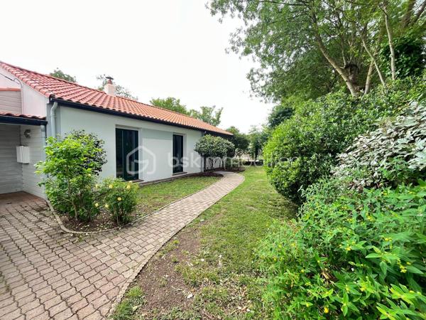 Maison de plain-pied en hameau – Vallet – Aucun travaux à prévoir

Située dans un agréable hameau de la commune de Vallet, cette belle maison de plain-pied saura vous séduire par ses volumes, son état irréprochable et son environnement paisible.

Édifiée sur une grande parcelle entièrement clôturée, elle offre un cadre de vie confortable et fonctionnel, idéal pour une famille ou pour ceux recherchant le calme à proximité des commodités.

La maison se compose :

d’une belle pièce de vie lumineuse,
d’une cuisine conviviale ouverte sur l’espace de vie,
de trois chambres,
d’un espace indépendant pouvant servir de bureau, salon privé ou salle de jeux,
d’une salle de bains,
d’un WC indépendant,
d'une buanderie pratique au quotidien.

À l’extérieur, vous profiterez d’un vaste terrain entièrement clos permettant avec un abri de jardin. 

Aucun travaux à prévoir, y compris en décoration : la maison est parfaitement entretenue et prête à accueillir ses nouveaux propriétaires.

Un bien rare sur le secteur, alliant confort, tranquillité et qualité de vie.