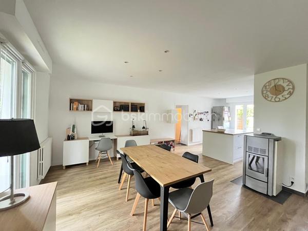 Maison de plain-pied en hameau – Vallet – Aucun travaux à prévoir

Située dans un agréable hameau de la commune de Vallet, cette belle maison de plain-pied saura vous séduire par ses volumes, son état irréprochable et son environnement paisible.

Édifiée sur une grande parcelle entièrement clôturée, elle offre un cadre de vie confortable et fonctionnel, idéal pour une famille ou pour ceux recherchant le calme à proximité des commodités.

La maison se compose :

d’une belle pièce de vie lumineuse,
d’une cuisine conviviale ouverte sur l’espace de vie,
de trois chambres,
d’un espace indépendant pouvant servir de bureau, salon privé ou salle de jeux,
d’une salle de bains,
d’un WC indépendant,
d'une buanderie pratique au quotidien.

À l’extérieur, vous profiterez d’un vaste terrain entièrement clos permettant avec un abri de jardin. 

Aucun travaux à prévoir, y compris en décoration : la maison est parfaitement entretenue et prête à accueillir ses nouveaux propriétaires.

Un bien rare sur le secteur, alliant confort, tranquillité et qualité de vie.