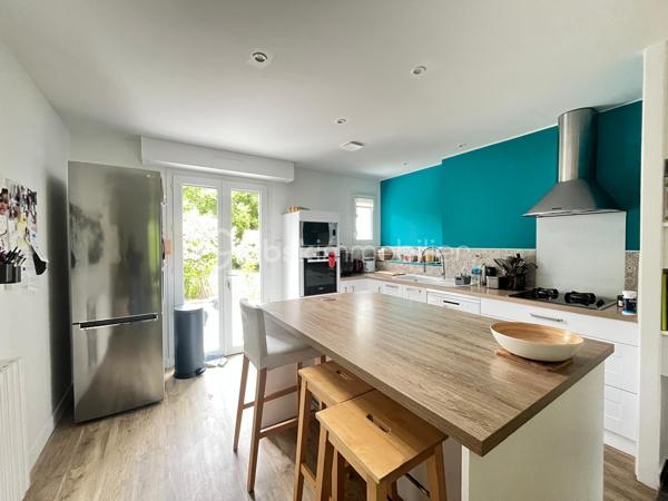 Maison de plain-pied en hameau – Vallet – Aucun travaux à prévoir

Située dans un agréable hameau de la commune de Vallet, cette belle maison de plain-pied saura vous séduire par ses volumes, son état irréprochable et son environnement paisible.

Édifiée sur une grande parcelle entièrement clôturée, elle offre un cadre de vie confortable et fonctionnel, idéal pour une famille ou pour ceux recherchant le calme à proximité des commodités.

La maison se compose :

d’une belle pièce de vie lumineuse,
d’une cuisine conviviale ouverte sur l’espace de vie,
de trois chambres,
d’un espace indépendant pouvant servir de bureau, salon privé ou salle de jeux,
d’une salle de bains,
d’un WC indépendant,
d'une buanderie pratique au quotidien.

À l’extérieur, vous profiterez d’un vaste terrain entièrement clos permettant avec un abri de jardin. 

Aucun travaux à prévoir, y compris en décoration : la maison est parfaitement entretenue et prête à accueillir ses nouveaux propriétaires.

Un bien rare sur le secteur, alliant confort, tranquillité et qualité de vie.