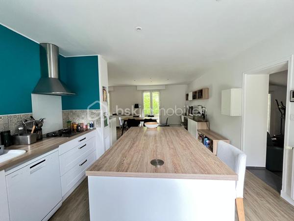 Maison de plain-pied en hameau – Vallet – Aucun travaux à prévoir

Située dans un agréable hameau de la commune de Vallet, cette belle maison de plain-pied saura vous séduire par ses volumes, son état irréprochable et son environnement paisible.

Édifiée sur une grande parcelle entièrement clôturée, elle offre un cadre de vie confortable et fonctionnel, idéal pour une famille ou pour ceux recherchant le calme à proximité des commodités.

La maison se compose :

d’une belle pièce de vie lumineuse,
d’une cuisine conviviale ouverte sur l’espace de vie,
de trois chambres,
d’un espace indépendant pouvant servir de bureau, salon privé ou salle de jeux,
d’une salle de bains,
d’un WC indépendant,
d'une buanderie pratique au quotidien.

À l’extérieur, vous profiterez d’un vaste terrain entièrement clos permettant avec un abri de jardin. 

Aucun travaux à prévoir, y compris en décoration : la maison est parfaitement entretenue et prête à accueillir ses nouveaux propriétaires.

Un bien rare sur le secteur, alliant confort, tranquillité et qualité de vie.