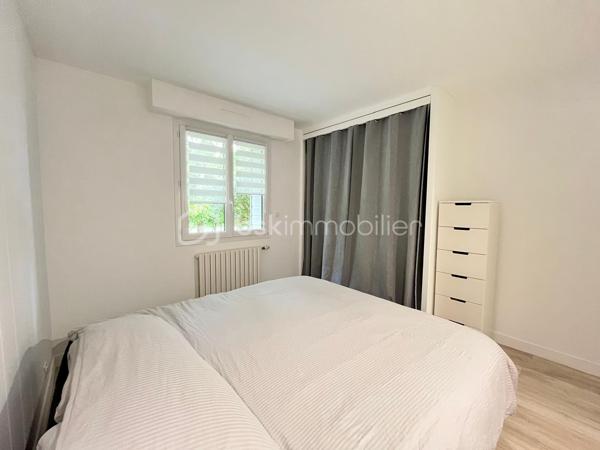 Maison de plain-pied en hameau – Vallet – Aucun travaux à prévoir

Située dans un agréable hameau de la commune de Vallet, cette belle maison de plain-pied saura vous séduire par ses volumes, son état irréprochable et son environnement paisible.

Édifiée sur une grande parcelle entièrement clôturée, elle offre un cadre de vie confortable et fonctionnel, idéal pour une famille ou pour ceux recherchant le calme à proximité des commodités.

La maison se compose :

d’une belle pièce de vie lumineuse,
d’une cuisine conviviale ouverte sur l’espace de vie,
de trois chambres,
d’un espace indépendant pouvant servir de bureau, salon privé ou salle de jeux,
d’une salle de bains,
d’un WC indépendant,
d'une buanderie pratique au quotidien.

À l’extérieur, vous profiterez d’un vaste terrain entièrement clos permettant avec un abri de jardin. 

Aucun travaux à prévoir, y compris en décoration : la maison est parfaitement entretenue et prête à accueillir ses nouveaux propriétaires.

Un bien rare sur le secteur, alliant confort, tranquillité et qualité de vie.