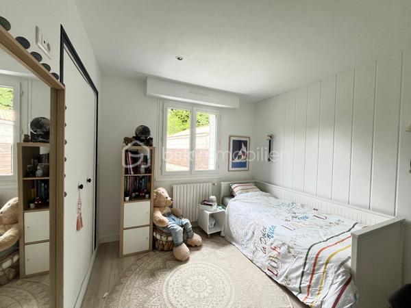 Maison de plain-pied en hameau – Vallet – Aucun travaux à prévoir

Située dans un agréable hameau de la commune de Vallet, cette belle maison de plain-pied saura vous séduire par ses volumes, son état irréprochable et son environnement paisible.

Édifiée sur une grande parcelle entièrement clôturée, elle offre un cadre de vie confortable et fonctionnel, idéal pour une famille ou pour ceux recherchant le calme à proximité des commodités.

La maison se compose :

d’une belle pièce de vie lumineuse,
d’une cuisine conviviale ouverte sur l’espace de vie,
de trois chambres,
d’un espace indépendant pouvant servir de bureau, salon privé ou salle de jeux,
d’une salle de bains,
d’un WC indépendant,
d'une buanderie pratique au quotidien.

À l’extérieur, vous profiterez d’un vaste terrain entièrement clos permettant avec un abri de jardin. 

Aucun travaux à prévoir, y compris en décoration : la maison est parfaitement entretenue et prête à accueillir ses nouveaux propriétaires.

Un bien rare sur le secteur, alliant confort, tranquillité et qualité de vie.