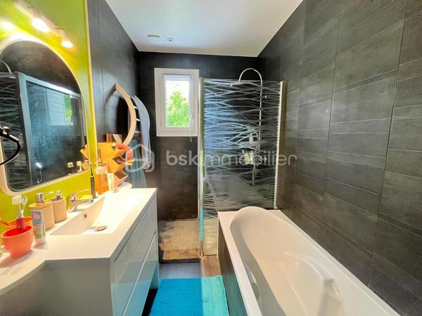 Maison de plain-pied en hameau – Vallet – Aucun travaux à prévoir

Située dans un agréable hameau de la commune de Vallet, cette belle maison de plain-pied saura vous séduire par ses volumes, son état irréprochable et son environnement paisible.

Édifiée sur une grande parcelle entièrement clôturée, elle offre un cadre de vie confortable et fonctionnel, idéal pour une famille ou pour ceux recherchant le calme à proximité des commodités.

La maison se compose :

d’une belle pièce de vie lumineuse,
d’une cuisine conviviale ouverte sur l’espace de vie,
de trois chambres,
d’un espace indépendant pouvant servir de bureau, salon privé ou salle de jeux,
d’une salle de bains,
d’un WC indépendant,
d'une buanderie pratique au quotidien.

À l’extérieur, vous profiterez d’un vaste terrain entièrement clos permettant avec un abri de jardin. 

Aucun travaux à prévoir, y compris en décoration : la maison est parfaitement entretenue et prête à accueillir ses nouveaux propriétaires.

Un bien rare sur le secteur, alliant confort, tranquillité et qualité de vie.