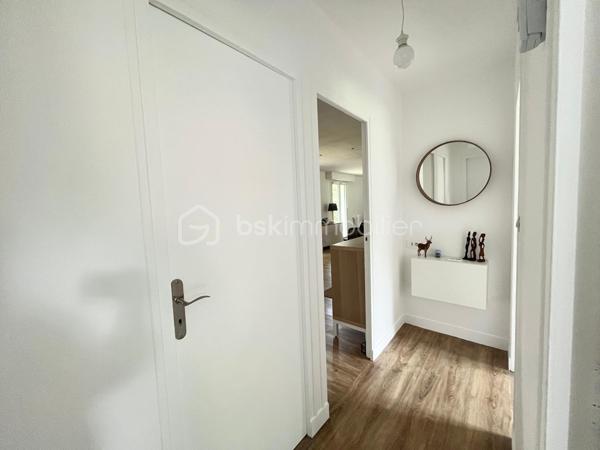 Maison de plain-pied en hameau – Vallet – Aucun travaux à prévoir

Située dans un agréable hameau de la commune de Vallet, cette belle maison de plain-pied saura vous séduire par ses volumes, son état irréprochable et son environnement paisible.

Édifiée sur une grande parcelle entièrement clôturée, elle offre un cadre de vie confortable et fonctionnel, idéal pour une famille ou pour ceux recherchant le calme à proximité des commodités.

La maison se compose :

d’une belle pièce de vie lumineuse,
d’une cuisine conviviale ouverte sur l’espace de vie,
de trois chambres,
d’un espace indépendant pouvant servir de bureau, salon privé ou salle de jeux,
d’une salle de bains,
d’un WC indépendant,
d'une buanderie pratique au quotidien.

À l’extérieur, vous profiterez d’un vaste terrain entièrement clos permettant avec un abri de jardin. 

Aucun travaux à prévoir, y compris en décoration : la maison est parfaitement entretenue et prête à accueillir ses nouveaux propriétaires.

Un bien rare sur le secteur, alliant confort, tranquillité et qualité de vie.