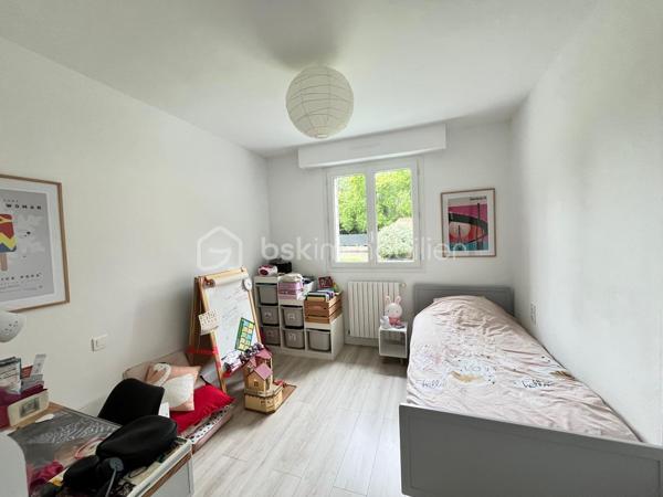 Maison de plain-pied en hameau – Vallet – Aucun travaux à prévoir

Située dans un agréable hameau de la commune de Vallet, cette belle maison de plain-pied saura vous séduire par ses volumes, son état irréprochable et son environnement paisible.

Édifiée sur une grande parcelle entièrement clôturée, elle offre un cadre de vie confortable et fonctionnel, idéal pour une famille ou pour ceux recherchant le calme à proximité des commodités.

La maison se compose :

d’une belle pièce de vie lumineuse,
d’une cuisine conviviale ouverte sur l’espace de vie,
de trois chambres,
d’un espace indépendant pouvant servir de bureau, salon privé ou salle de jeux,
d’une salle de bains,
d’un WC indépendant,
d'une buanderie pratique au quotidien.

À l’extérieur, vous profiterez d’un vaste terrain entièrement clos permettant avec un abri de jardin. 

Aucun travaux à prévoir, y compris en décoration : la maison est parfaitement entretenue et prête à accueillir ses nouveaux propriétaires.

Un bien rare sur le secteur, alliant confort, tranquillité et qualité de vie.