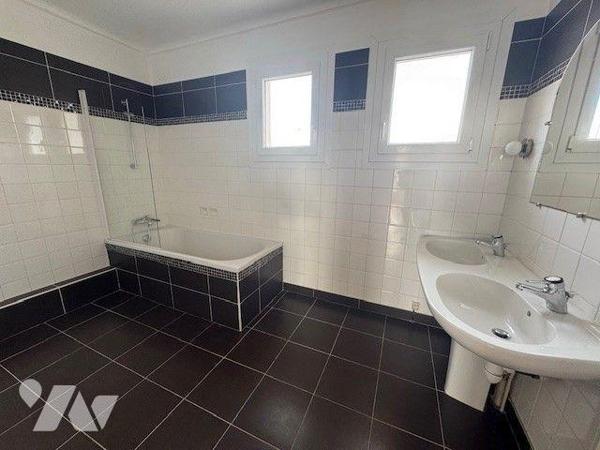 A vendre Immeuble à MELLAC (29)

Immeuble situé au bourg de Mellac comprenant trois logements...