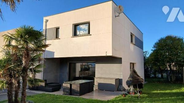 EXCLUSIVITE

Située en plein c?ur de Redon, à 2 pas des commerces, écoles et de la gare, cett...