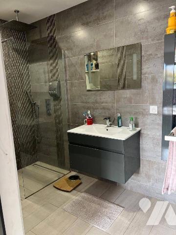 EXCLUSIVITE

Située en plein c?ur de Redon, à 2 pas des commerces, écoles et de la gare, cett...