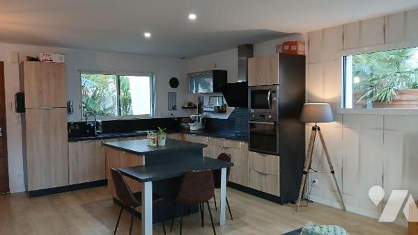 EXCLUSIVITE

Située en plein c?ur de Redon, à 2 pas des commerces, écoles et de la gare, cett...