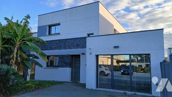 EXCLUSIVITE

Située en plein c?ur de Redon, à 2 pas des commerces, écoles et de la gare, cett...