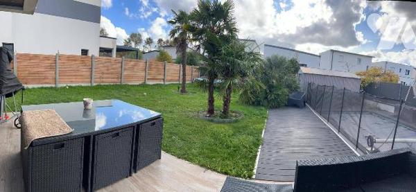 EXCLUSIVITE

Située en plein c?ur de Redon, à 2 pas des commerces, écoles et de la gare, cett...