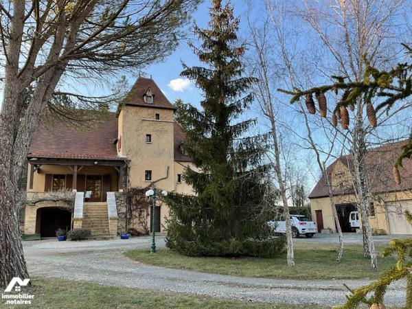 A VENDRE : Grande maison contemporaine et lumineuse avec dépendance, située en campagne, proche...