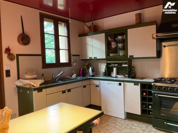 A VENDRE : Grande maison contemporaine et lumineuse avec dépendance, située en campagne, proche...