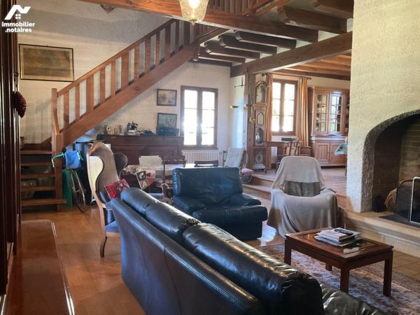 A VENDRE : Grande maison contemporaine et lumineuse avec dépendance, située en campagne, proche...